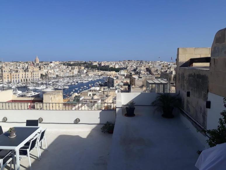 A Remarkable 500 Years Old House Of Character Senglea Exterior photo