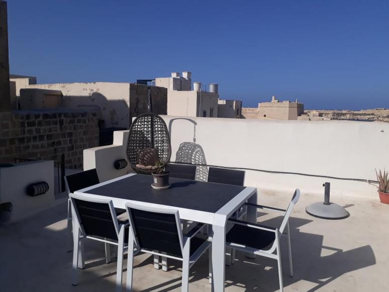 A Remarkable 500 Years Old House Of Character Senglea Exterior photo